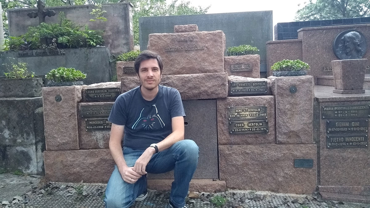 Eu à frente do túmulo da Família Victório Bertolin no Cemitério São Paulo Cardeal onde meus trisavós estão sepultados, 13 abril 2019.