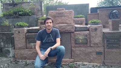 Eu à frente do túmulo da Família Victório Bertolin no Cemitério São Paulo Cardeal onde meus trisavós estão sepultados, 13 abril 2019.